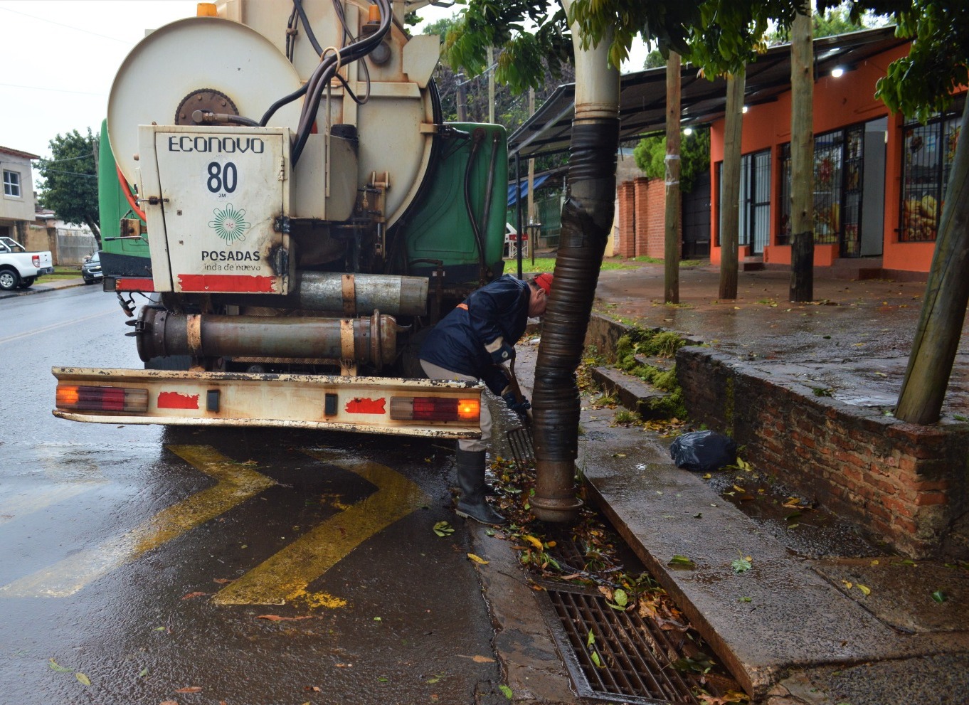 <p>Ante la posibilidad de fuertes lluvias, intensifican tareas de limpieza</p>